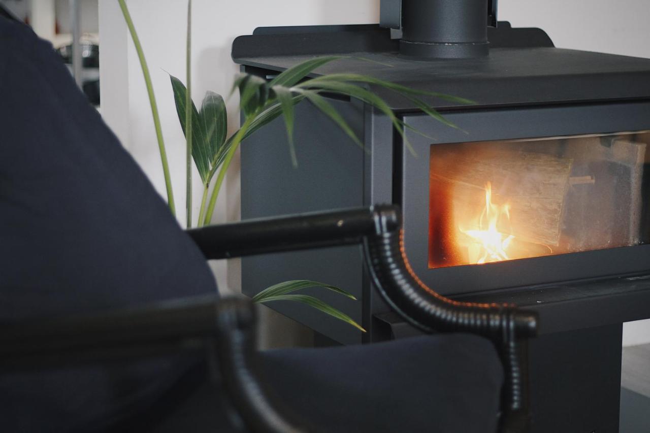 ฮูโก้ แอนด์ คาร์เตอร์ แบ็กแพกเกอร์ แอนด์ โมเต็ล ตาอูรังกา ภายนอก รูปภาพ A wood stove