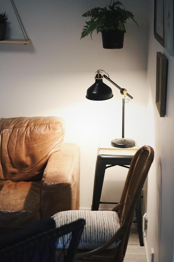 ฮูโก้ แอนด์ คาร์เตอร์ แบ็กแพกเกอร์ แอนด์ โมเต็ล ตาอูรังกา ภายนอก รูปภาพ A table lamp