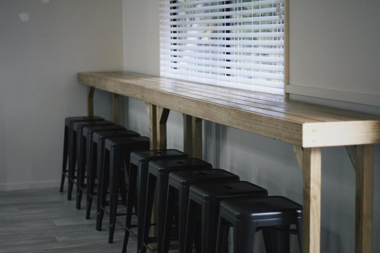 ฮูโก้ แอนด์ คาร์เตอร์ แบ็กแพกเกอร์ แอนด์ โมเต็ล ตาอูรังกา ภายนอก รูปภาพ A bar table
