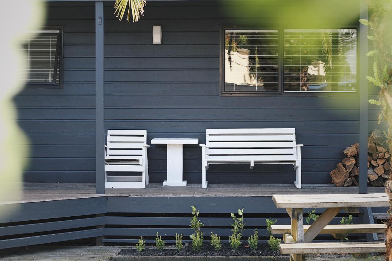 ฮูโก้ แอนด์ คาร์เตอร์ แบ็กแพกเกอร์ แอนด์ โมเต็ล ตาอูรังกา ภายนอก รูปภาพ A modern bench