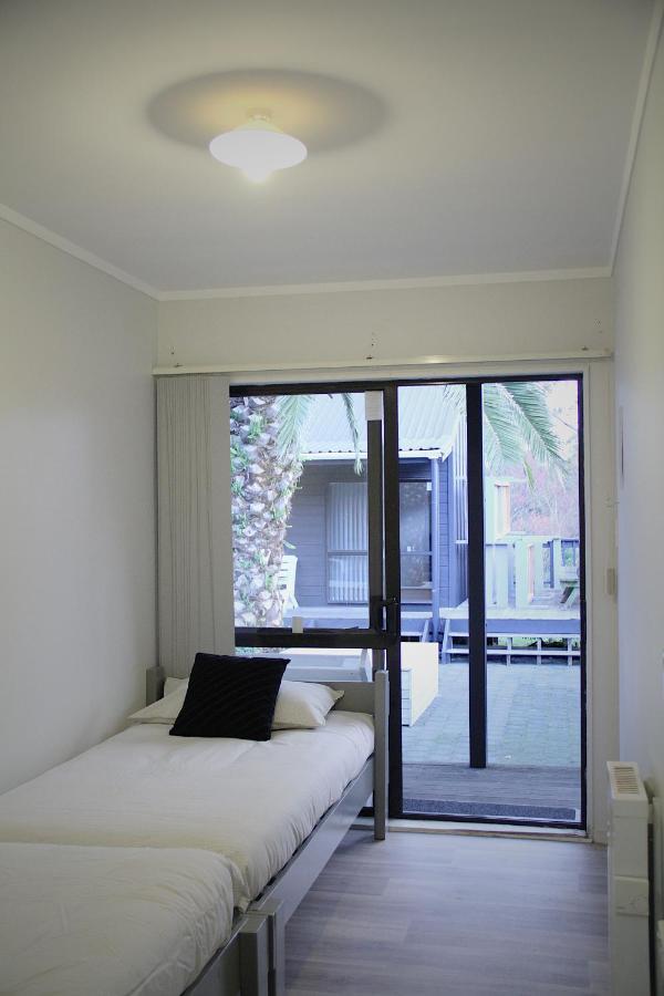 ฮูโก้ แอนด์ คาร์เตอร์ แบ็กแพกเกอร์ แอนด์ โมเต็ล ตาอูรังกา ภายนอก รูปภาพ A sliding door