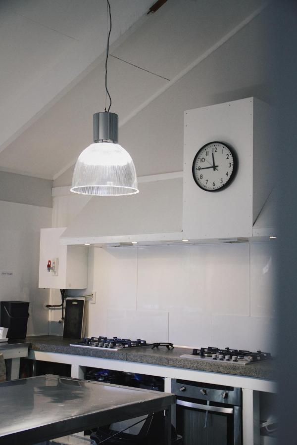 ฮูโก้ แอนด์ คาร์เตอร์ แบ็กแพกเกอร์ แอนด์ โมเต็ล ตาอูรังกา ภายนอก รูปภาพ A wall clock