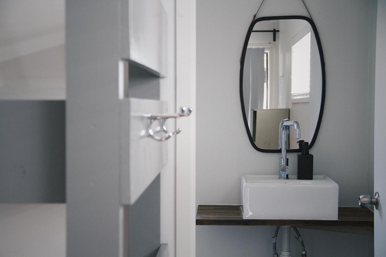 ฮูโก้ แอนด์ คาร์เตอร์ แบ็กแพกเกอร์ แอนด์ โมเต็ล ตาอูรังกา ภายนอก รูปภาพ Bathroom
