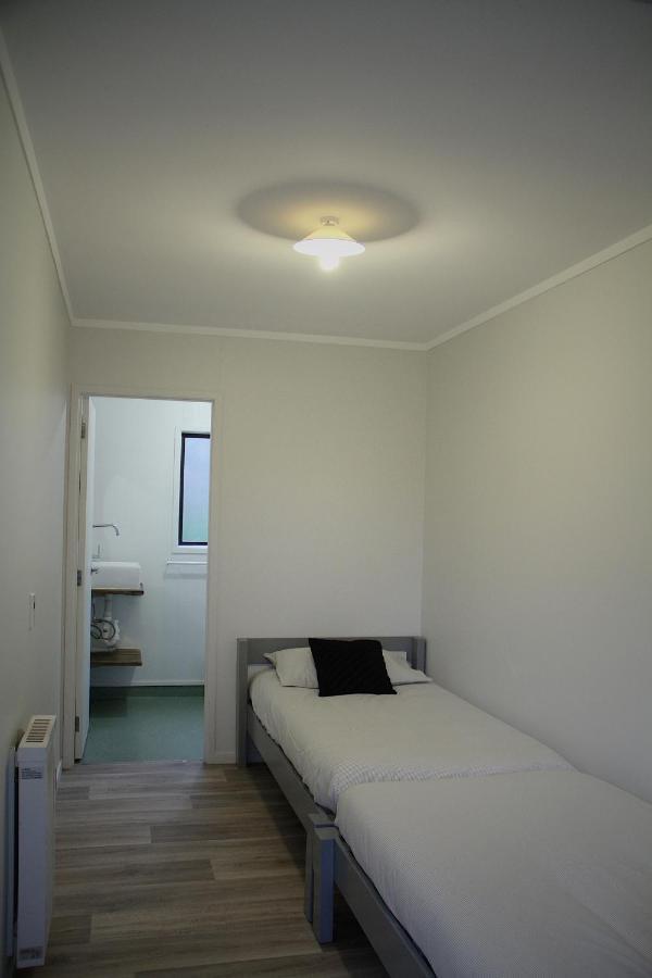 ฮูโก้ แอนด์ คาร์เตอร์ แบ็กแพกเกอร์ แอนด์ โมเต็ล ตาอูรังกา ภายนอก รูปภาพ A room at the motel