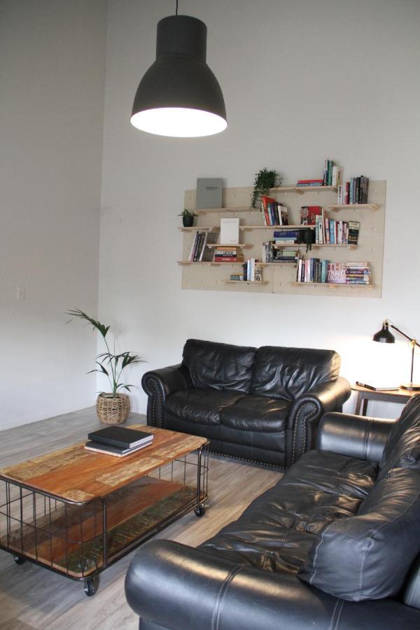 ฮูโก้ แอนด์ คาร์เตอร์ แบ็กแพกเกอร์ แอนด์ โมเต็ล ตาอูรังกา ภายนอก รูปภาพ A living room with a leather sofa