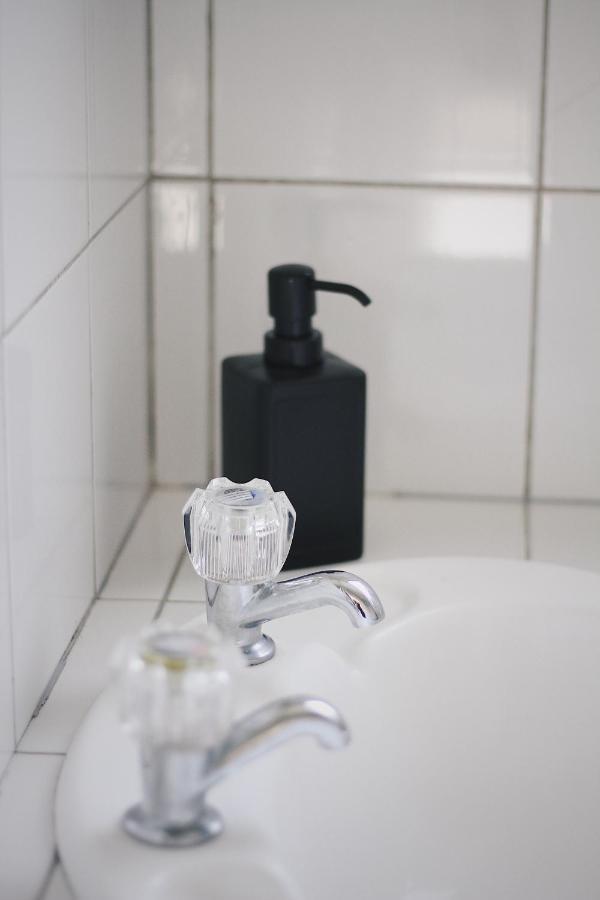ฮูโก้ แอนด์ คาร์เตอร์ แบ็กแพกเกอร์ แอนด์ โมเต็ล ตาอูรังกา ภายนอก รูปภาพ A soap dispenser