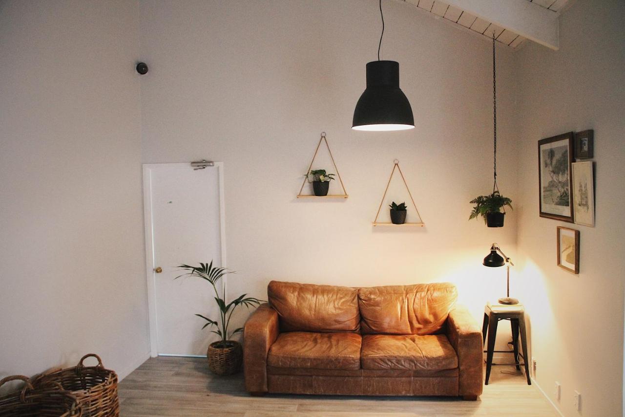 ฮูโก้ แอนด์ คาร์เตอร์ แบ็กแพกเกอร์ แอนด์ โมเต็ล ตาอูรังกา ภายนอก รูปภาพ A living room with a leather sofa