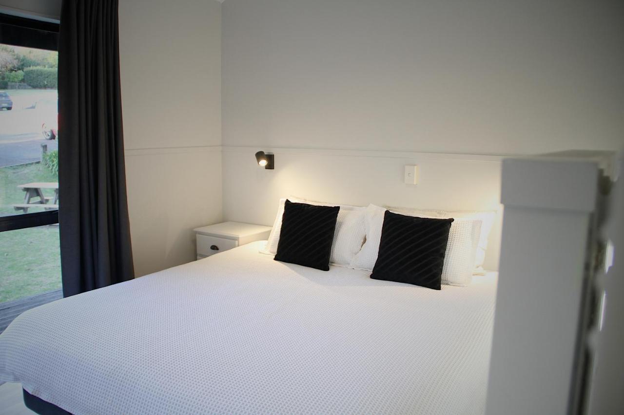 ฮูโก้ แอนด์ คาร์เตอร์ แบ็กแพกเกอร์ แอนด์ โมเต็ล ตาอูรังกา ภายนอก รูปภาพ A bedroom at the hotel