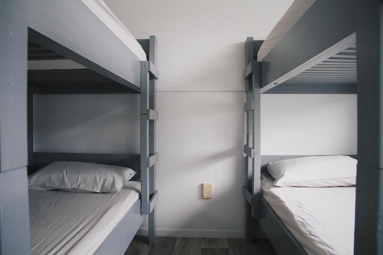 ฮูโก้ แอนด์ คาร์เตอร์ แบ็กแพกเกอร์ แอนด์ โมเต็ล ตาอูรังกา ภายนอก รูปภาพ A bunk bed