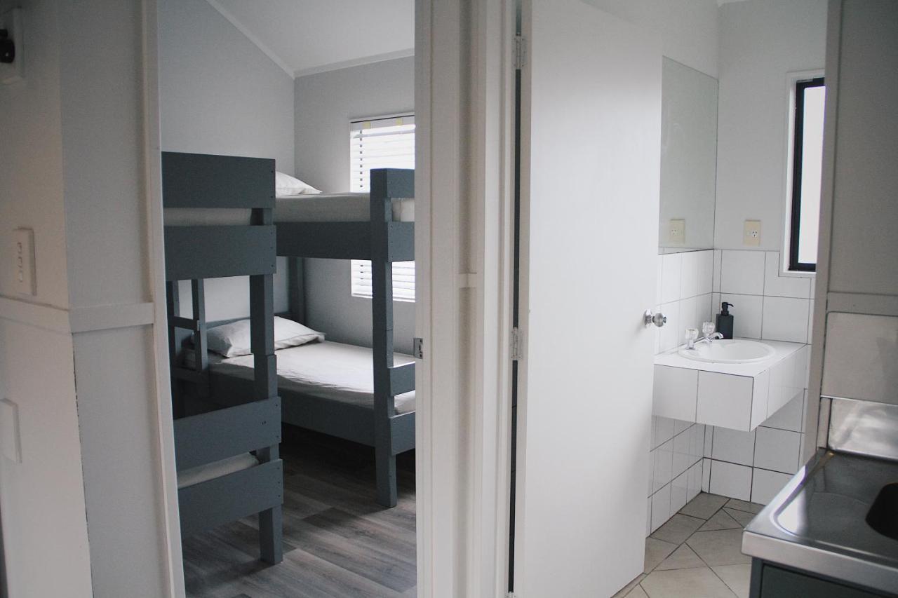 ฮูโก้ แอนด์ คาร์เตอร์ แบ็กแพกเกอร์ แอนด์ โมเต็ล ตาอูรังกา ภายนอก รูปภาพ A bunk room at a hostel