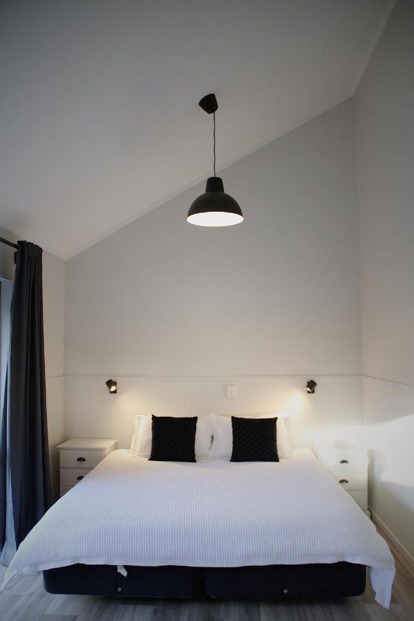ฮูโก้ แอนด์ คาร์เตอร์ แบ็กแพกเกอร์ แอนด์ โมเต็ล ตาอูรังกา ภายนอก รูปภาพ A pendant light