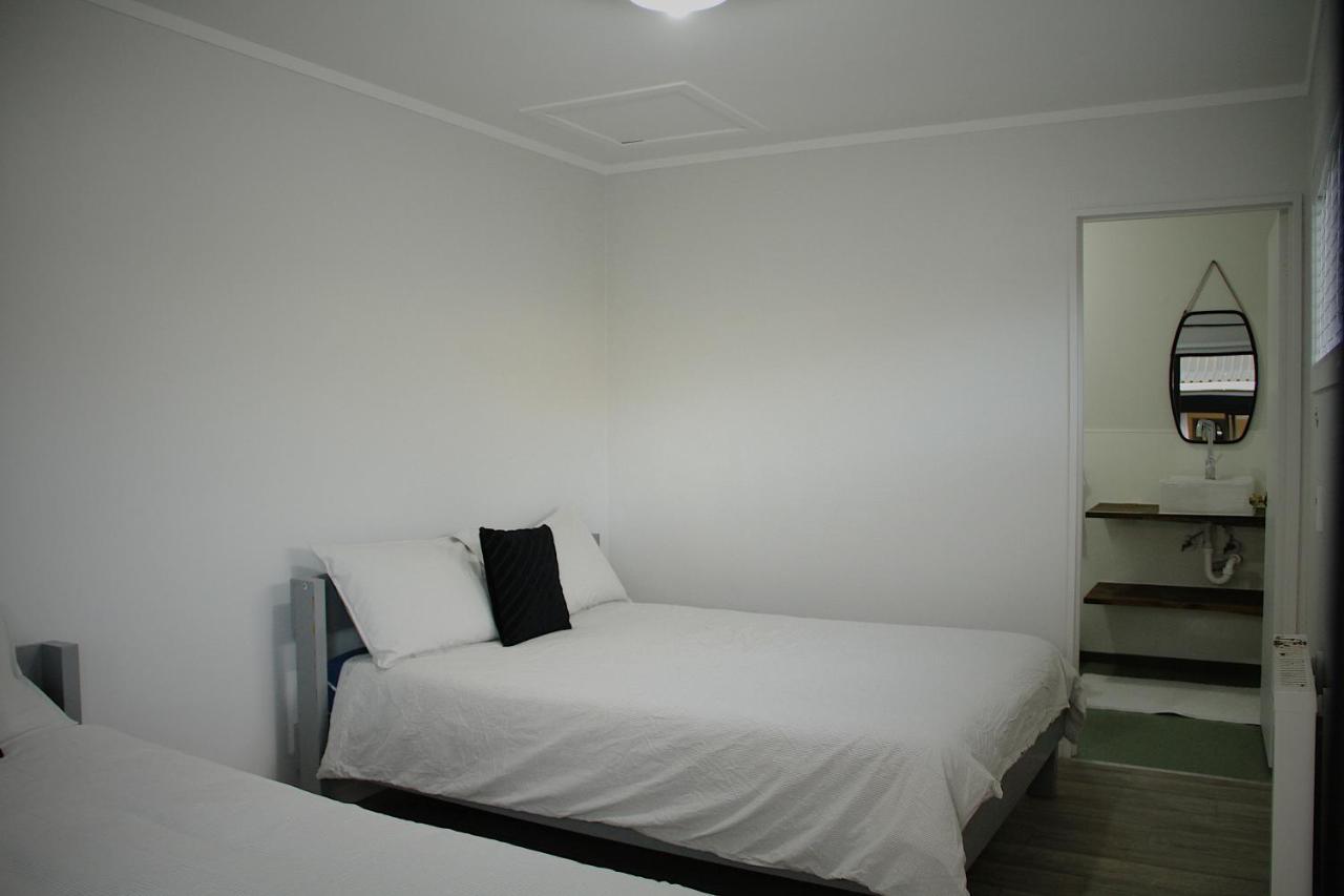 ฮูโก้ แอนด์ คาร์เตอร์ แบ็กแพกเกอร์ แอนด์ โมเต็ล ตาอูรังกา ภายนอก รูปภาพ A bedroom
