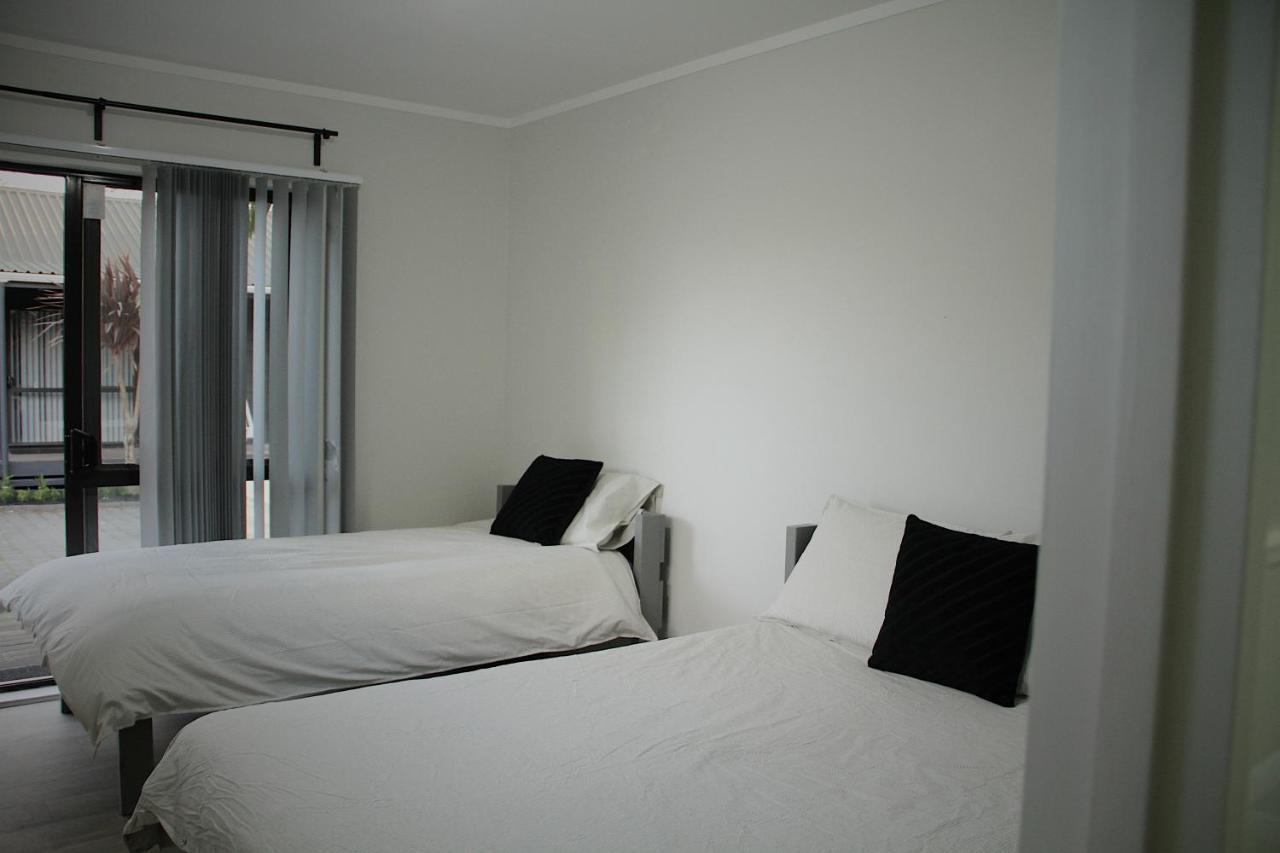 ฮูโก้ แอนด์ คาร์เตอร์ แบ็กแพกเกอร์ แอนด์ โมเต็ล ตาอูรังกา ภายนอก รูปภาพ A bedroom at the hotel